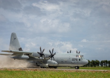 Paratroopers and Sumo-42; VMGR-152 conducts airborne operations with 1-1 SFG