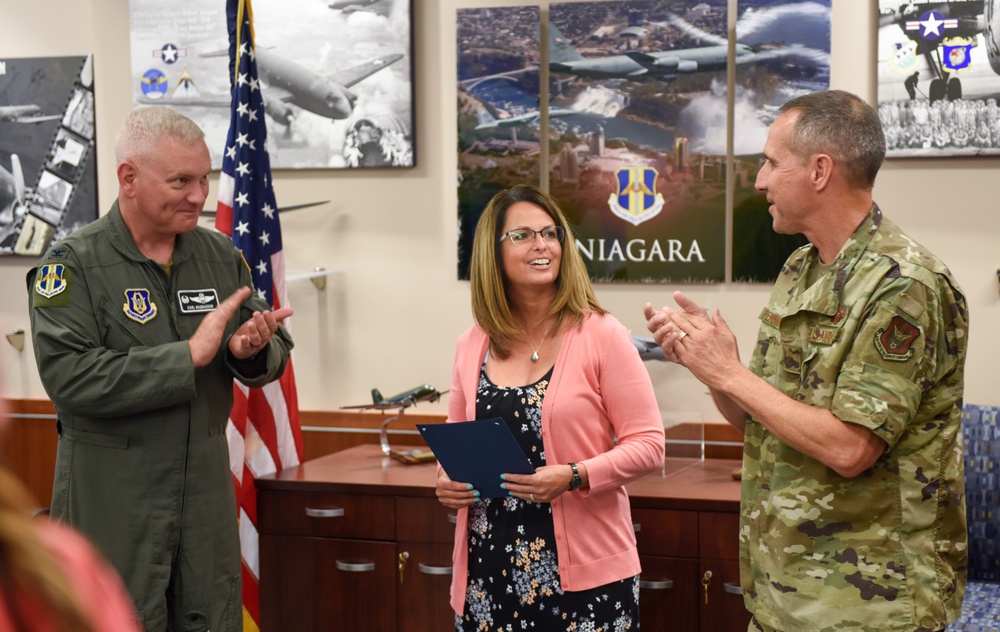 Niagara key spouse receives recognition for top AFRC award