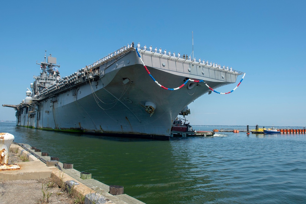 DVIDS - Images - USS BATAAN RETURNED TO HOMEPORT [Image 6 of 10]