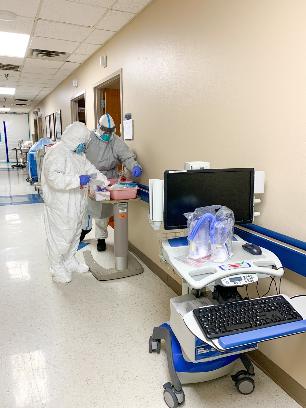 US Army critical care nurse provides support to staff at Houston hospital