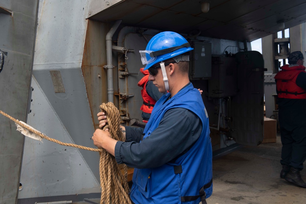 USS Mustin Conducts Replenishment-at-Sea