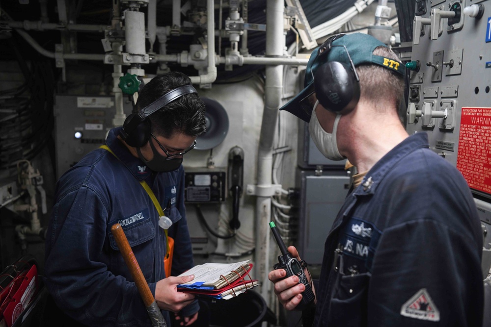 USS Pioneer sailors conduct engineering casualty training drills