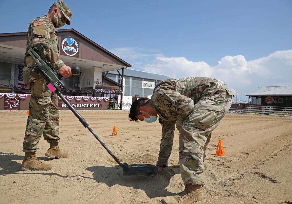 RC-E EOD and MPs conduct metal detector training