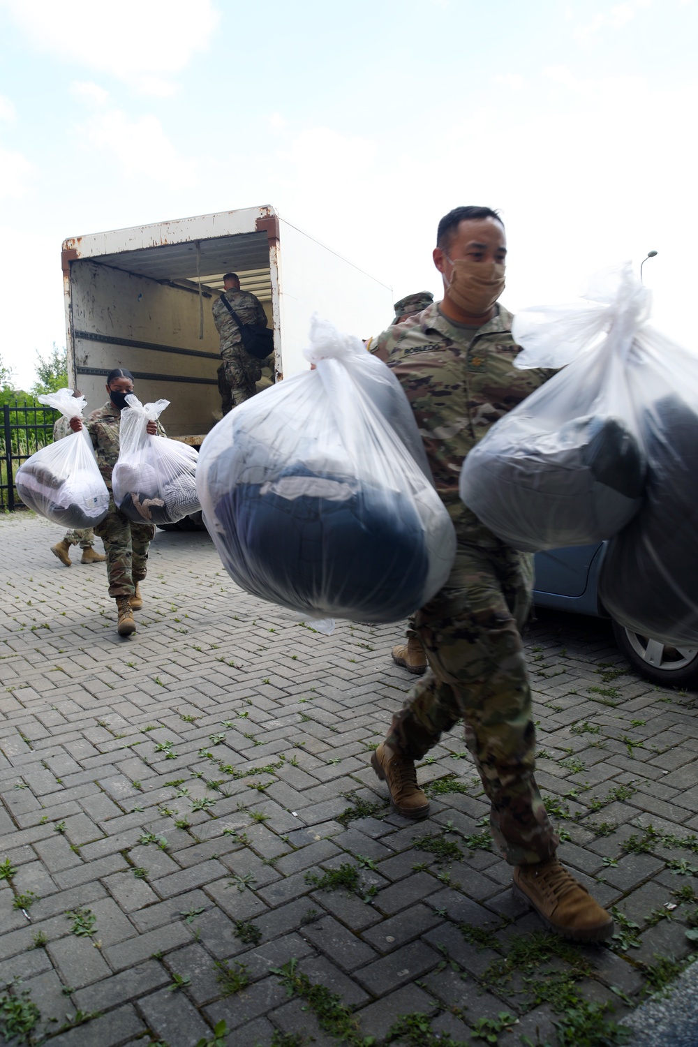 KFOR troops donate linen to local women’s shelters