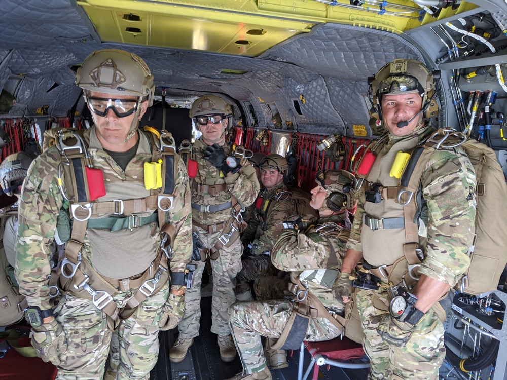 West Virginia Paratroopers work with New York Pilot to Conduct Training