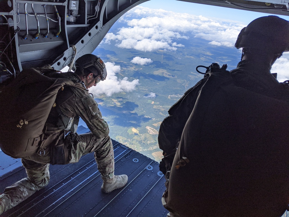 West Virginia Paratroopers work with New York Pilot to Conduct Training