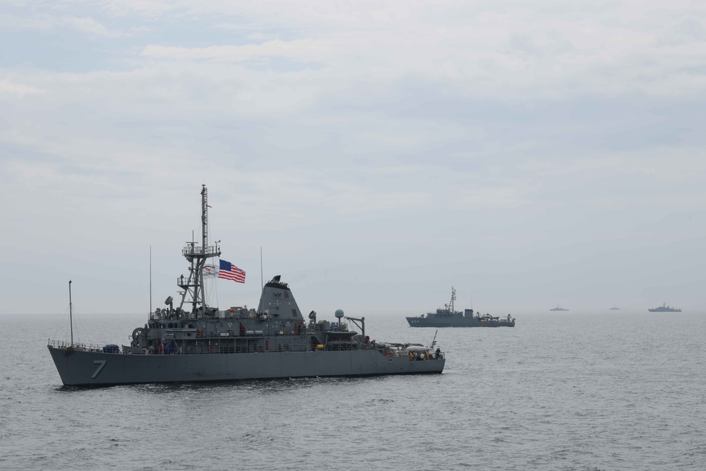 US NAVY and JMSDF sail into formation for a PHOTOEX