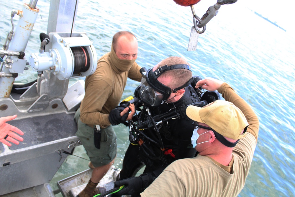 Seabee Divers Install Underwater Signature Range