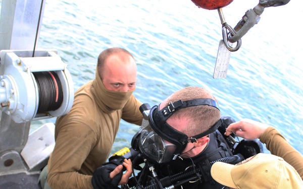 Seabee Divers Install Underwater Signature Range
