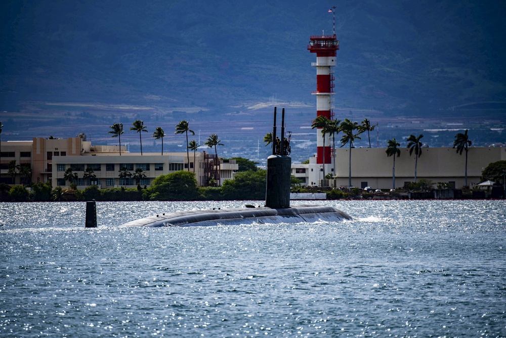 USS Cheyenne (SSN 773) Leaves for Deployment