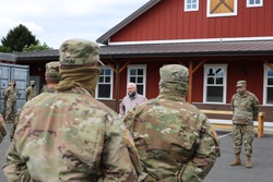 Fmr SECDEF Gates visits with WA Guardsmen [Image 1 of 6]