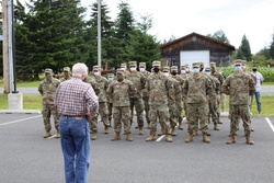 Fmr SECDEF Gates visits with WA Guardsmen [Image 2 of 6]