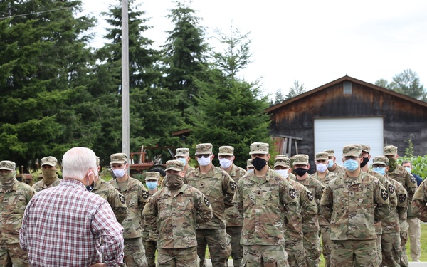 Fmr SECDEF Gates visits with WA Guardsmen