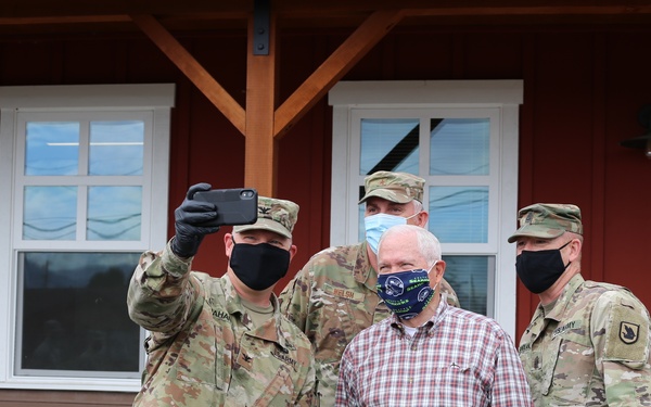 Fmr SECDEF Gates visits with WA Guardsmen
