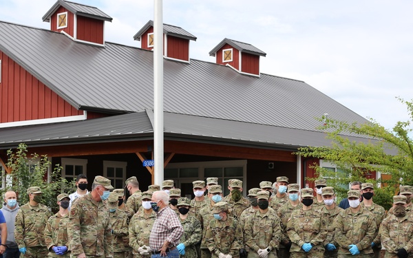 Fmr SECDEF Gates visits with WA Guardsmen