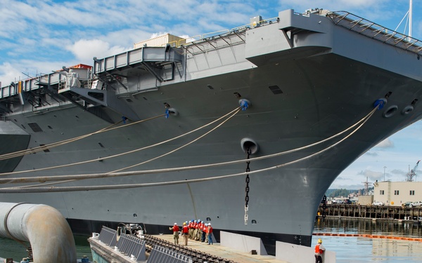 USS Carl Vinson (CVN 70) Reinstalls Starboard Anchor Chain