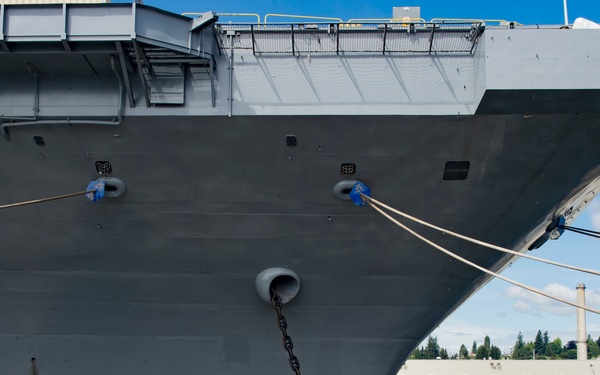 USS Carl Vinson (CVN 70) Reinstalls Starboard Anchor Chain