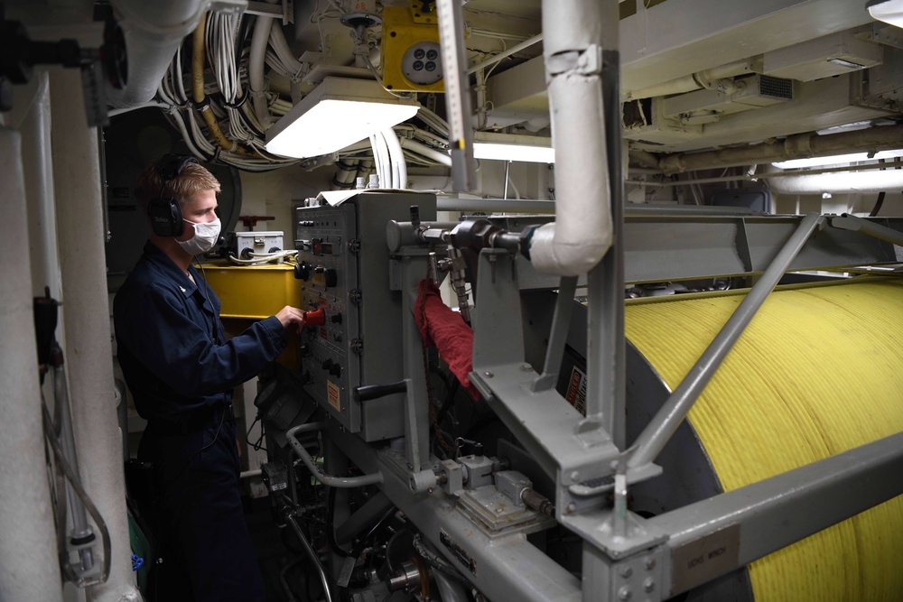 Sailor energizes umbilical cable handling system (UCHS)