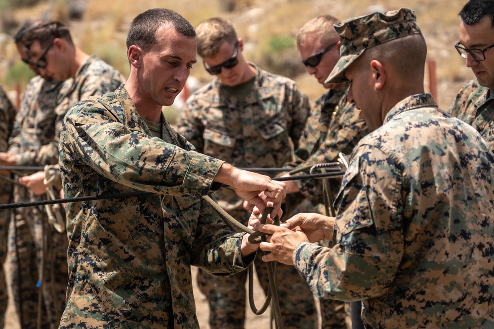 E Co, 4th Recon Conducts a Knot Tying Class