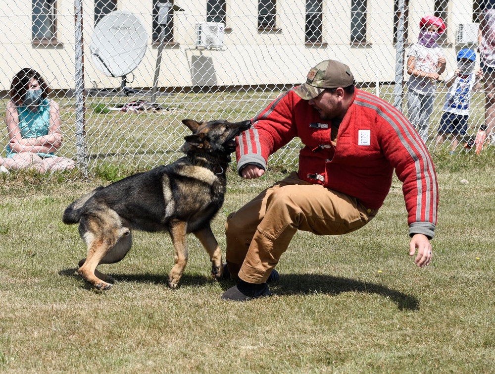 MWD handlers demonstrate for Spangdahlem AB families