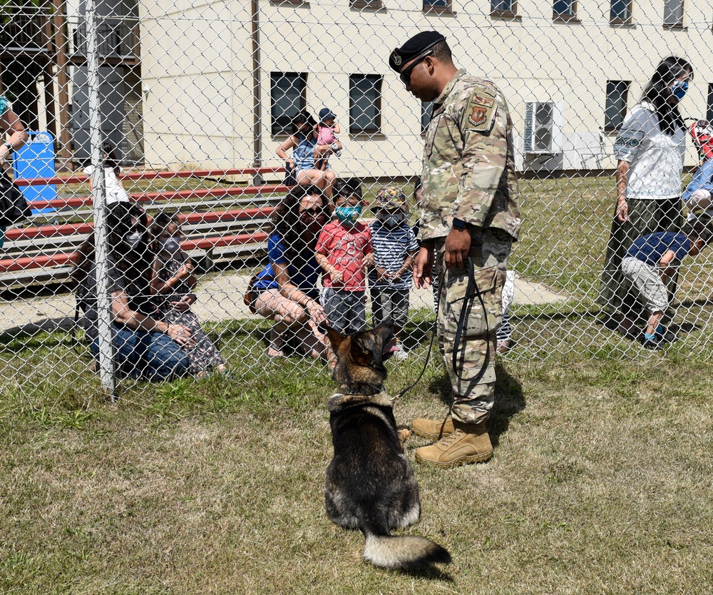 MWD handlers demonstrate for Spangdahlem AB families