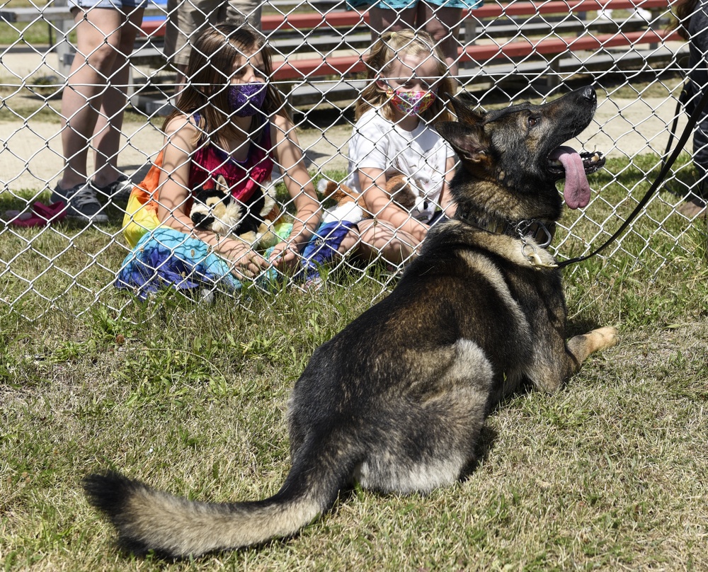 MWD handlers demonstrate for Spangdahlem AB families