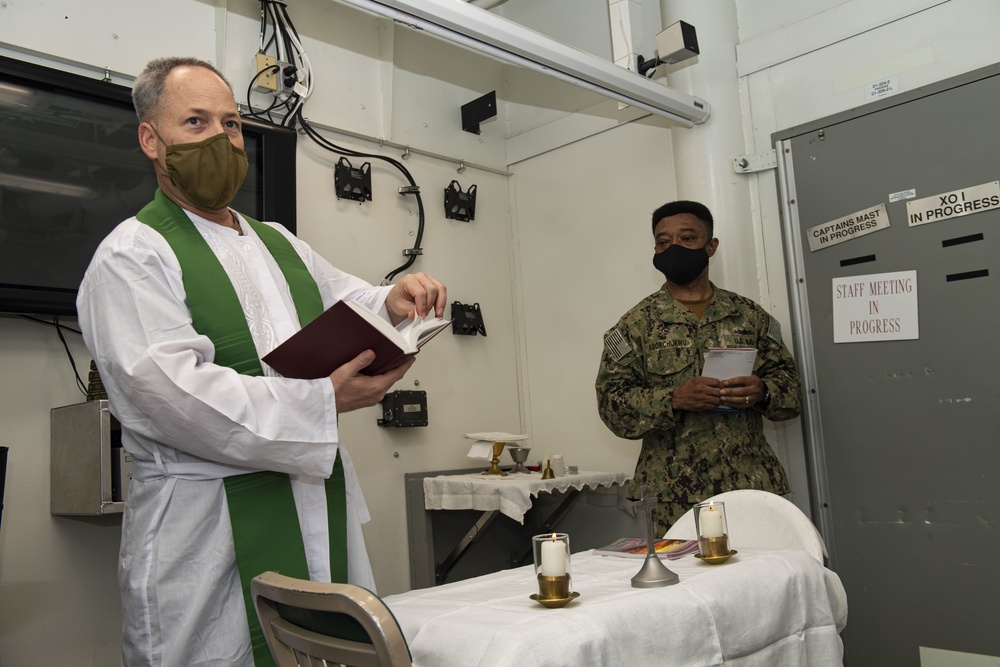 Sterett Sailors participate in Catholic service