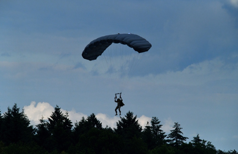 SOCEUR Paratroopers go Airborne