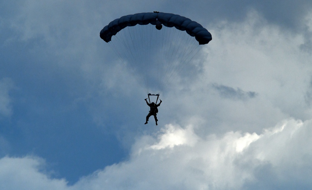 SOCEUR Paratroopers go Airborne