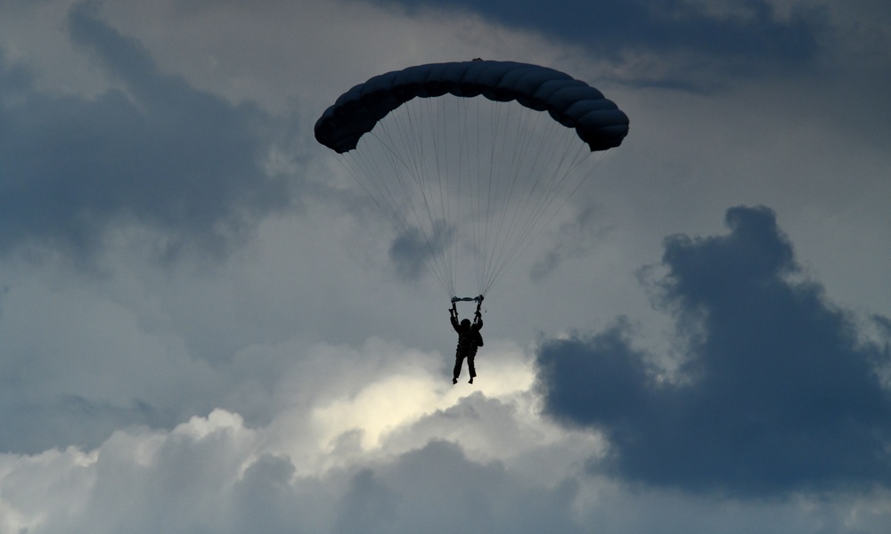 SOCEUR Paratroopers go Airborne