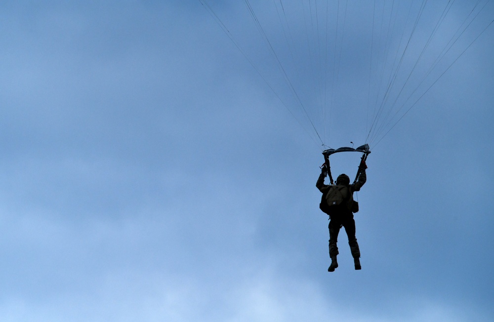 SOCEUR Paratroopers go Airborne