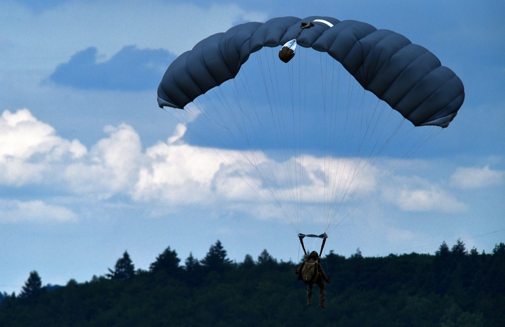 SOCEUR Paratroopers go Airborne