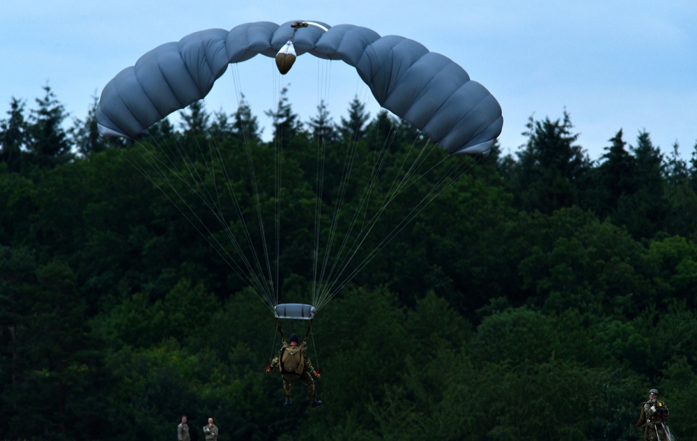 SOCEUR Paratroopers go Airborne