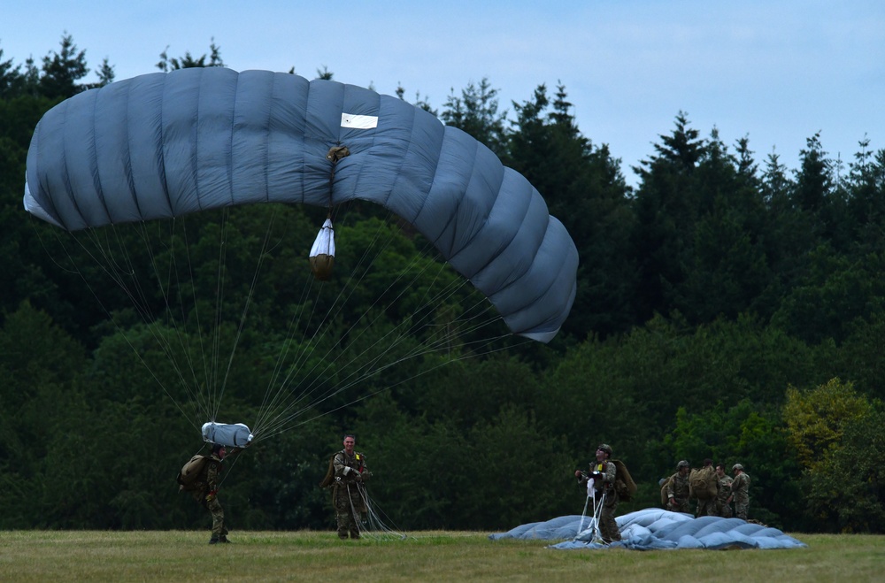 SOCEUR Paratroopers go Airborne