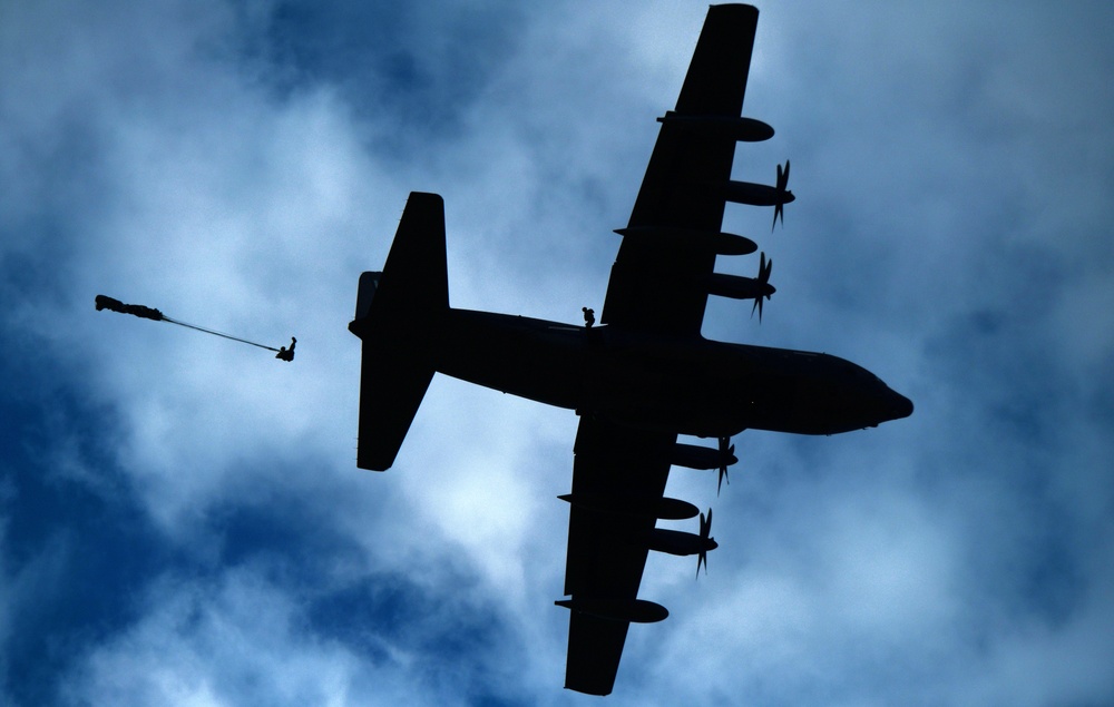 SOCEUR Paratroopers go Airborne