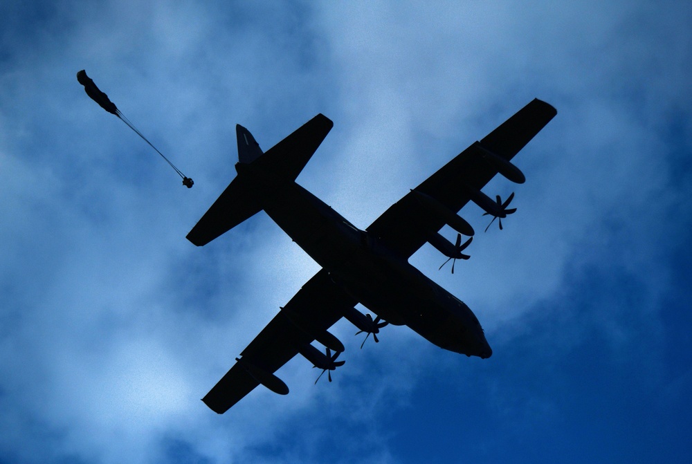 SOCEUR Paratroopers go Airborne