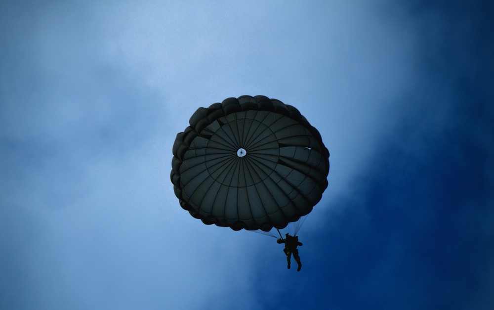 SOCEUR Paratroopers go Airborne