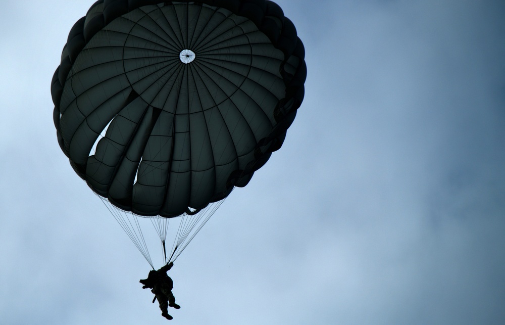 SOCEUR Paratroopers go Airborne