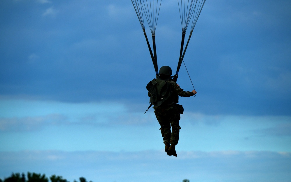 SOCEUR Paratroopers go Airborne