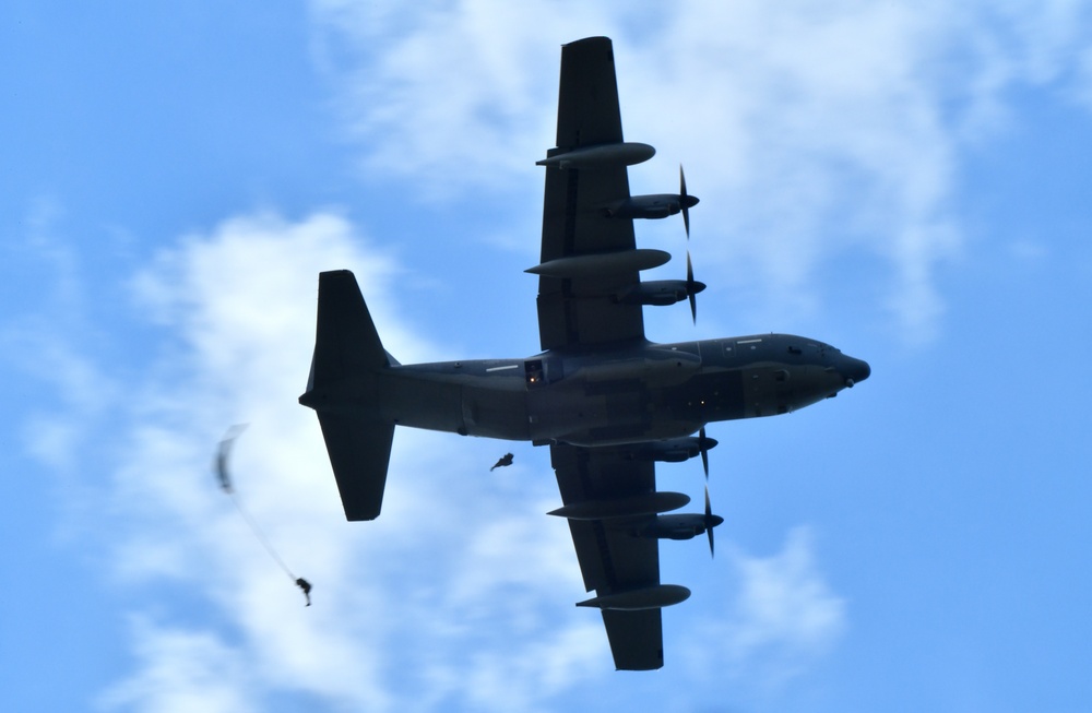 SOCEUR Paratroopers go Airborne