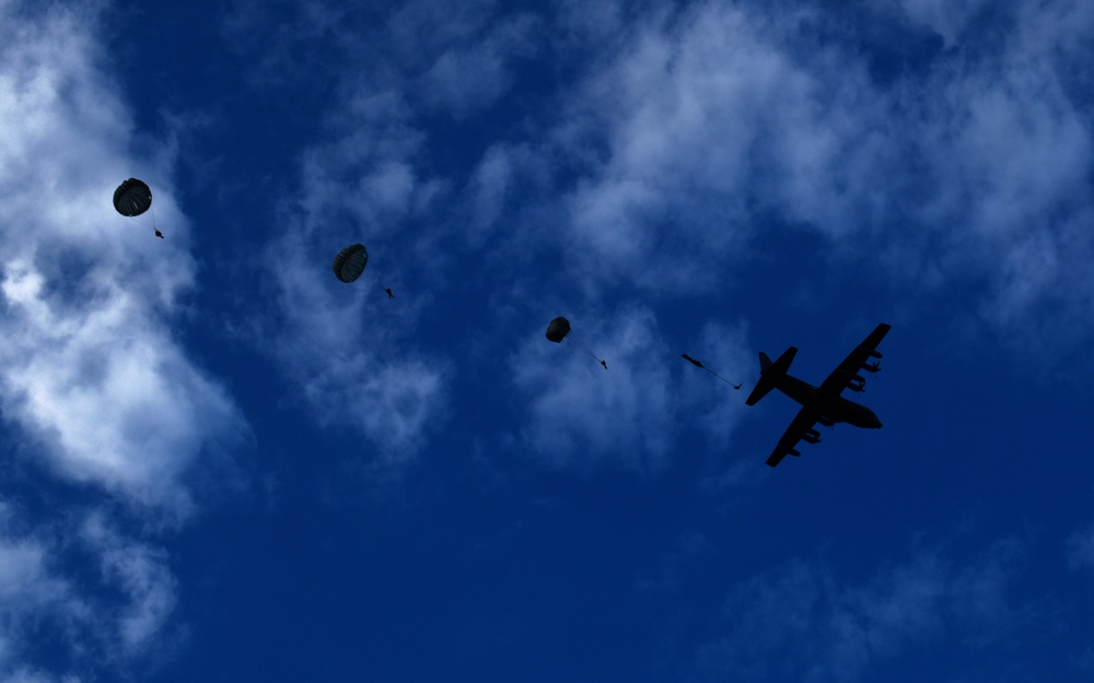 SOCEUR Paratroopers go Airborne