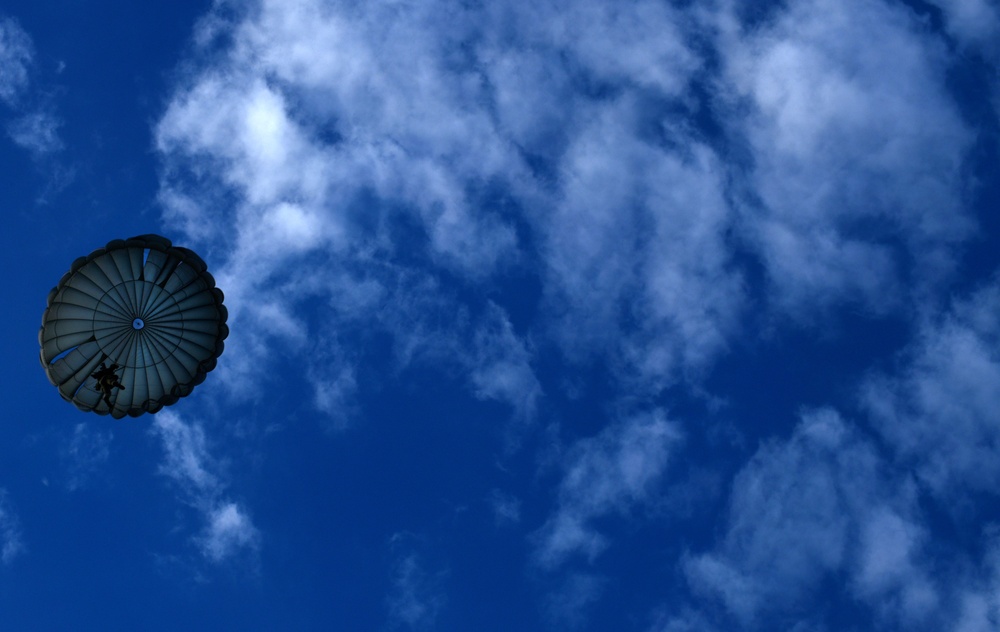 SOCEUR Paratroopers go Airborne