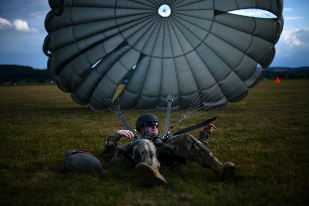 SOCEUR Paratroopers go Airborne