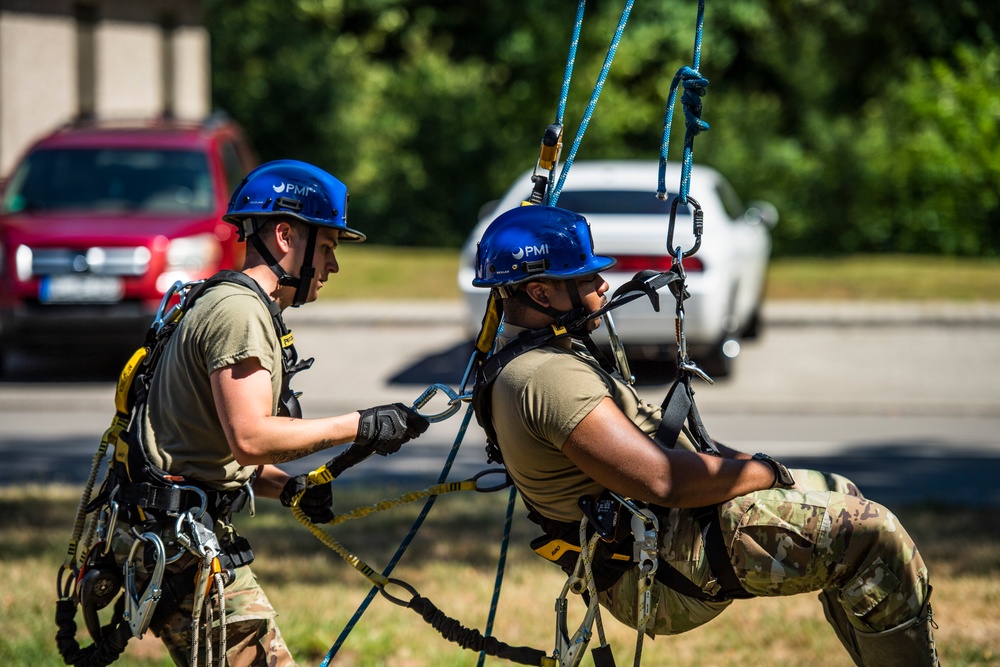 Don’t look down: 1 CMXS provides tower rescue training