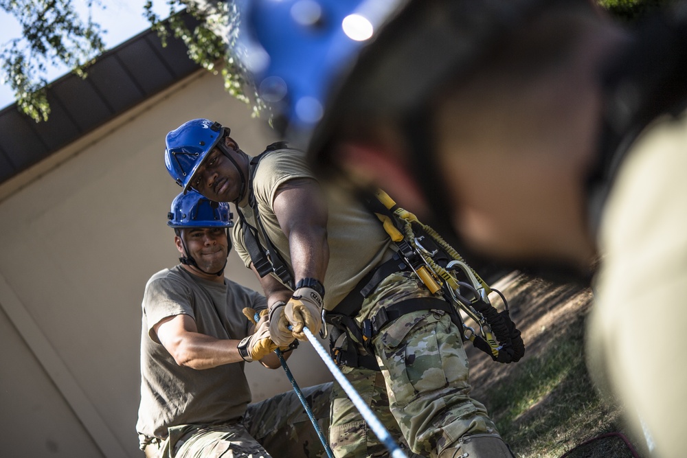 Don’t look down: 1 CMXS provides tower rescue training