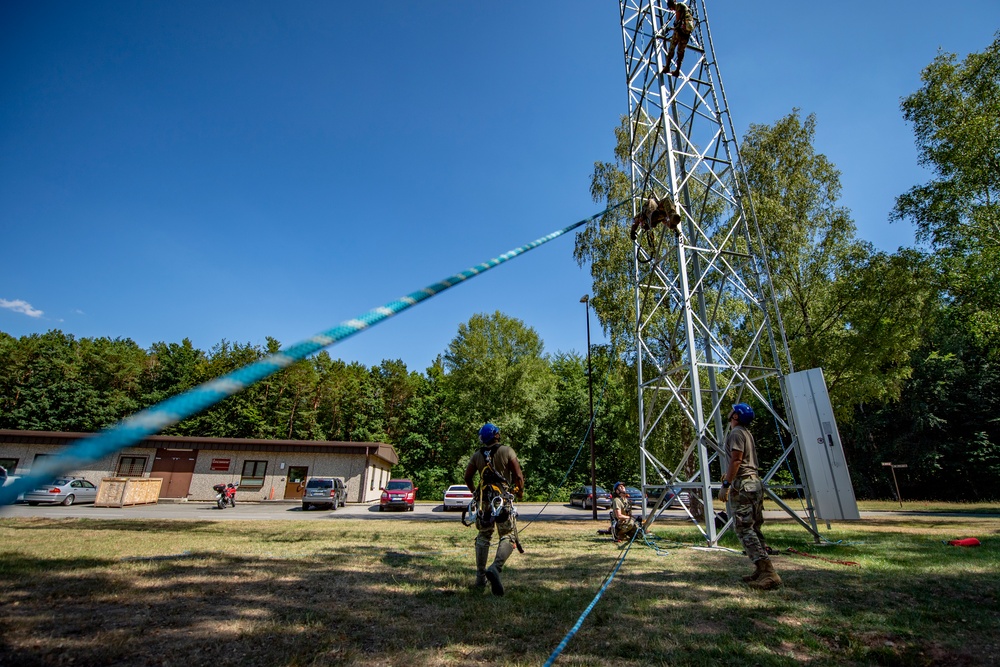 Don’t look down: 1 CMXS provides tower rescue training