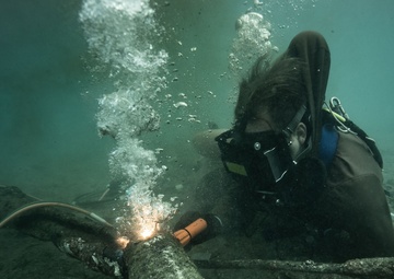 MDSU-1, NAVSEA Remove Defunct FORACS Equipment off Nanakuli Beach