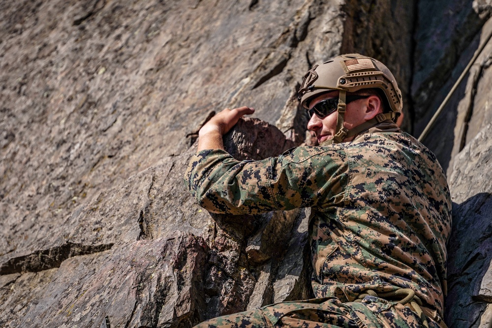 4th Recon, E Co Utilizes Climbing Skills