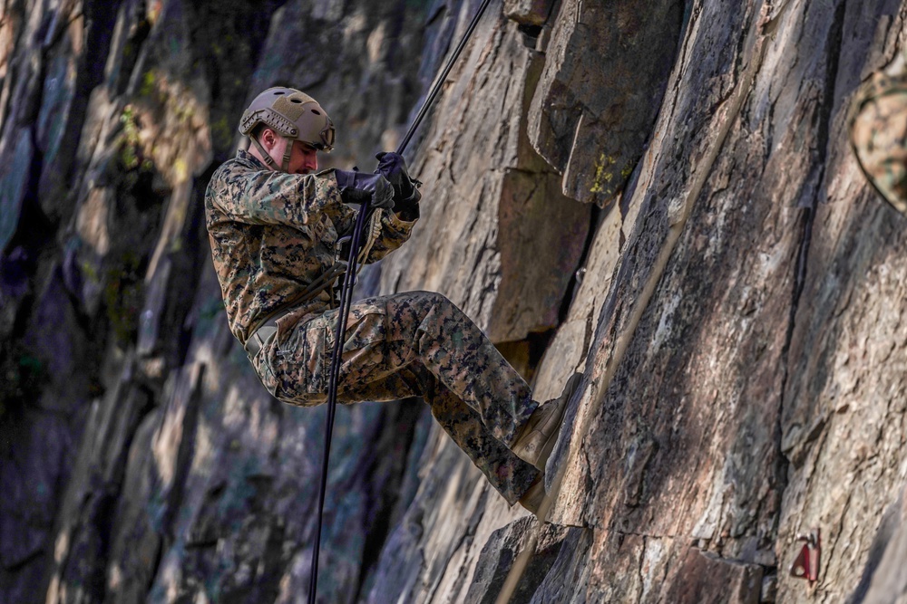 4th Recon, E Co Utilizes Climbing Skills