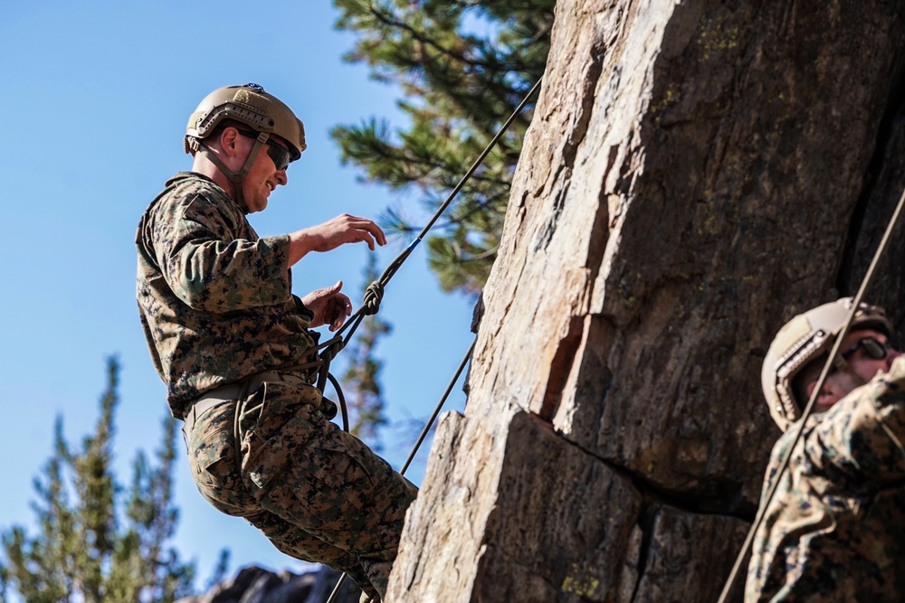 4th Recon, E Co Utilizes Climbing Skills